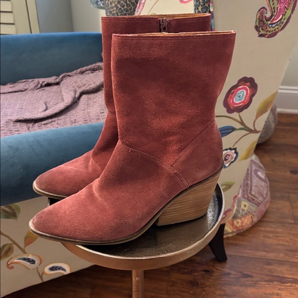 Red suede boot - Picture 2 of 7